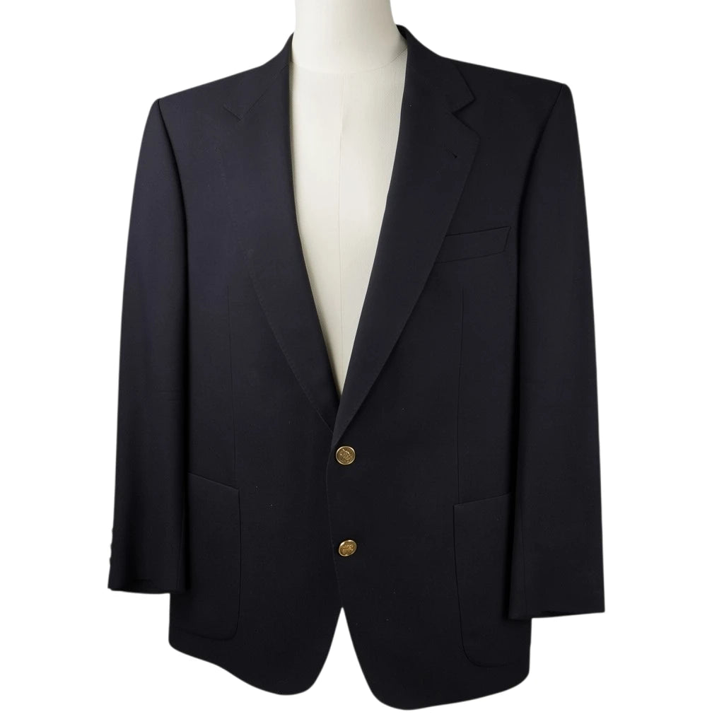 Blazer vintage Burberrys blu navy con bottoni dorati su manichino.