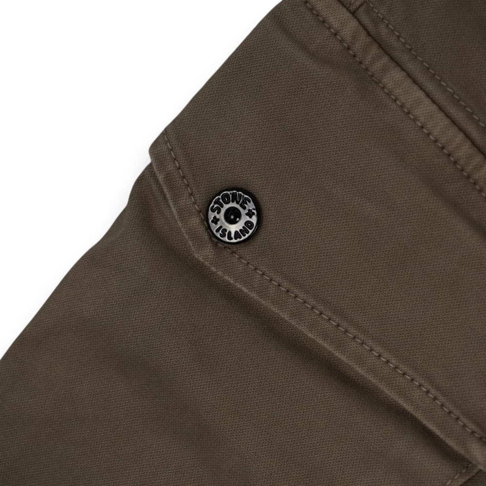 Bottone automatico nero marchiato Stone Island sulla patta della tasca laterale.