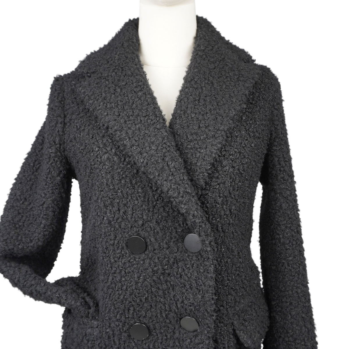 Cappotto lungo orsetto donna Emporio Armani - Modello maxi trench doppiopetto nero su manichino