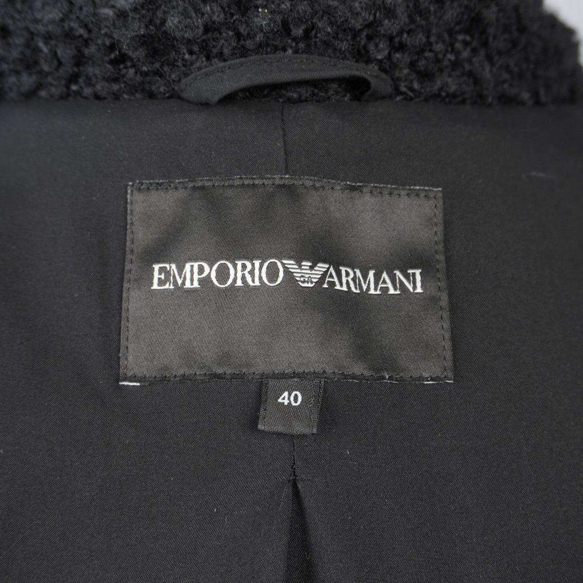 Cappotto lungo orsetto donna Emporio Armani - Modello maxi trench doppiopetto nero su manichino