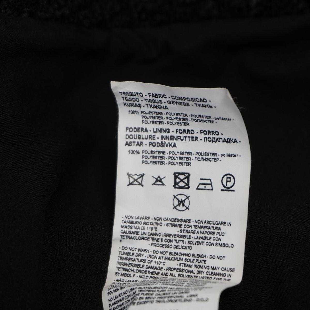 Cappotto lungo orsetto donna Emporio Armani - Modello maxi trench doppiopetto nero su manichino