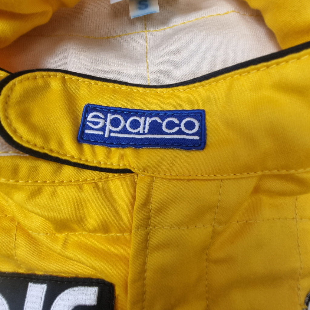 Chiusura del colletto a strappo con logo Sparco ricamato in blu.