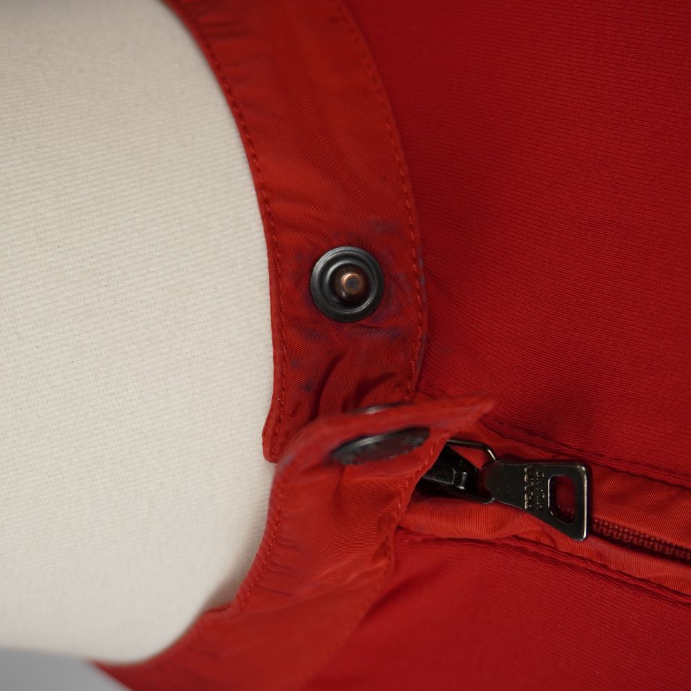  Colletto alla coreana in nylon rosso con bottone a pressione e zip Prada.