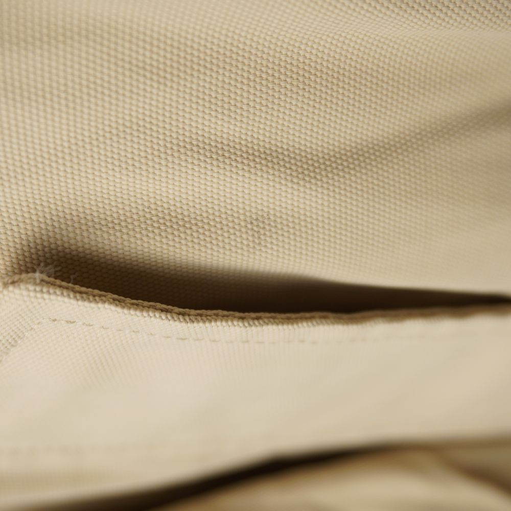 Primo piano del bordo frontale della giacca con cuciture sartoriali tono su tono.
lla cucitura della spalla raglan

