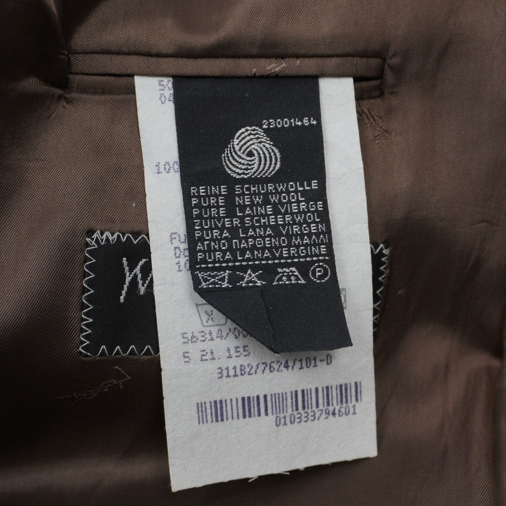 Dettaglio del bollino internazionale Woolmark Pura Lana Vergine cucito all'interno.