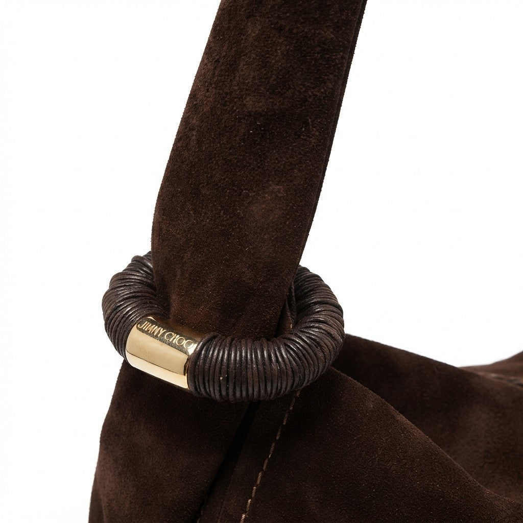 Dettaglio dell'anello in pelle marrone intrecciata e metallo dorato logato Jimmy Choo sul manico.