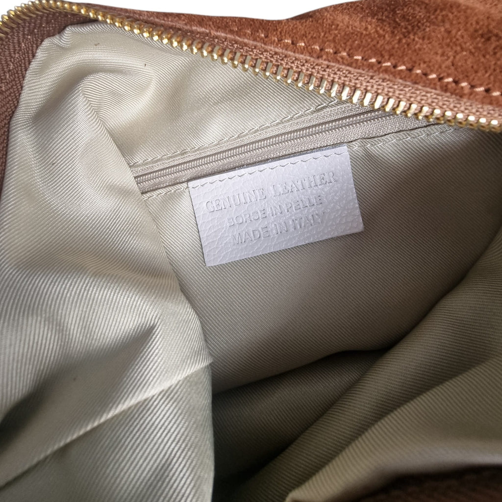 Dettaglio dell'etichetta interna in pelle con scritta Genuine Leather Borse in Pelle Made in Italy.