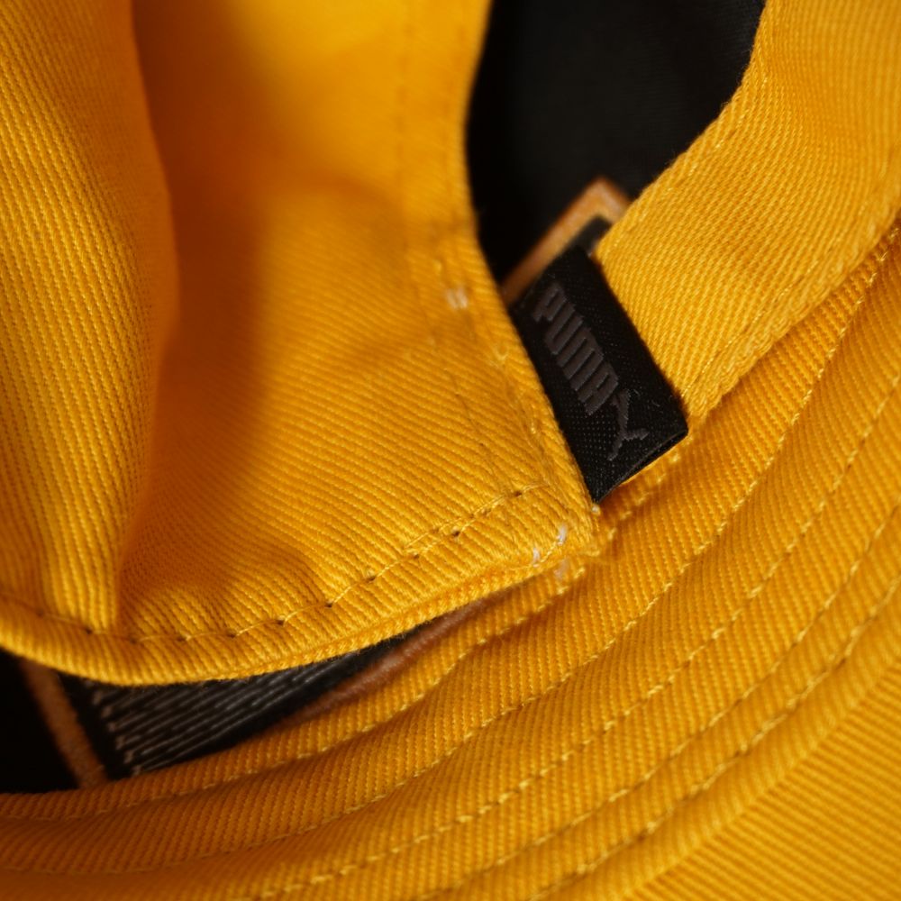 Dettaglio della piccola etichetta logo nera inserita nella cucitura interna del cappello.