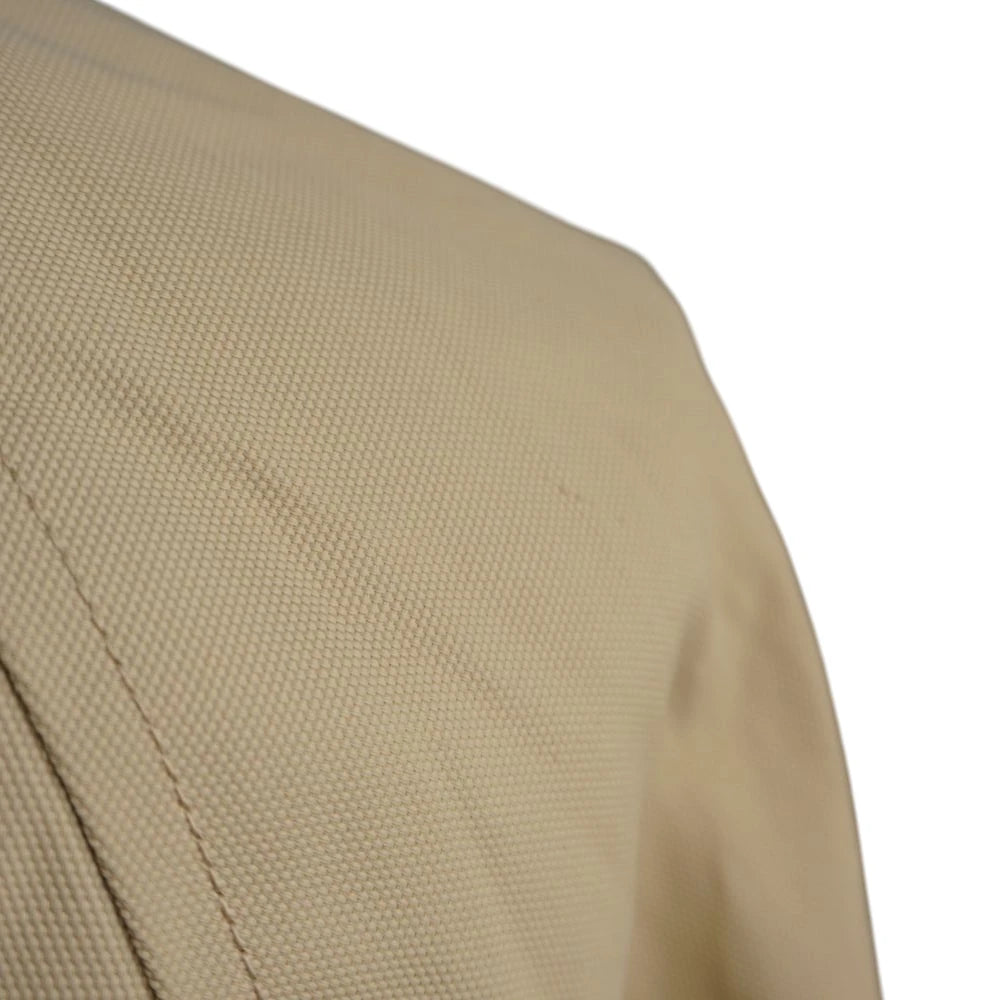 Dettaglio della spalla e della linea della manica della giacca Burberry beige.
