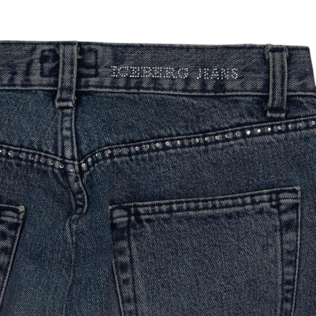 Dettaglio strass sul carré e scritta Iceberg Jeans sulla vita.