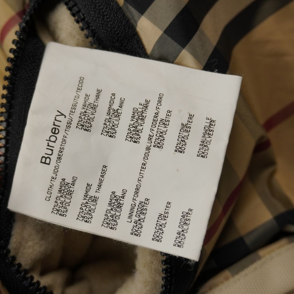 Etichetta bianca di composizione tessuto Burberry 70% Poliammide e 25% Cotone.