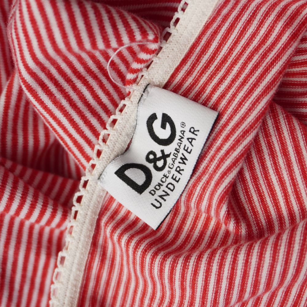 Etichetta bianca in tessuto cucita internamente con logo nero D&G Dolce & Gabbana Underwear.
