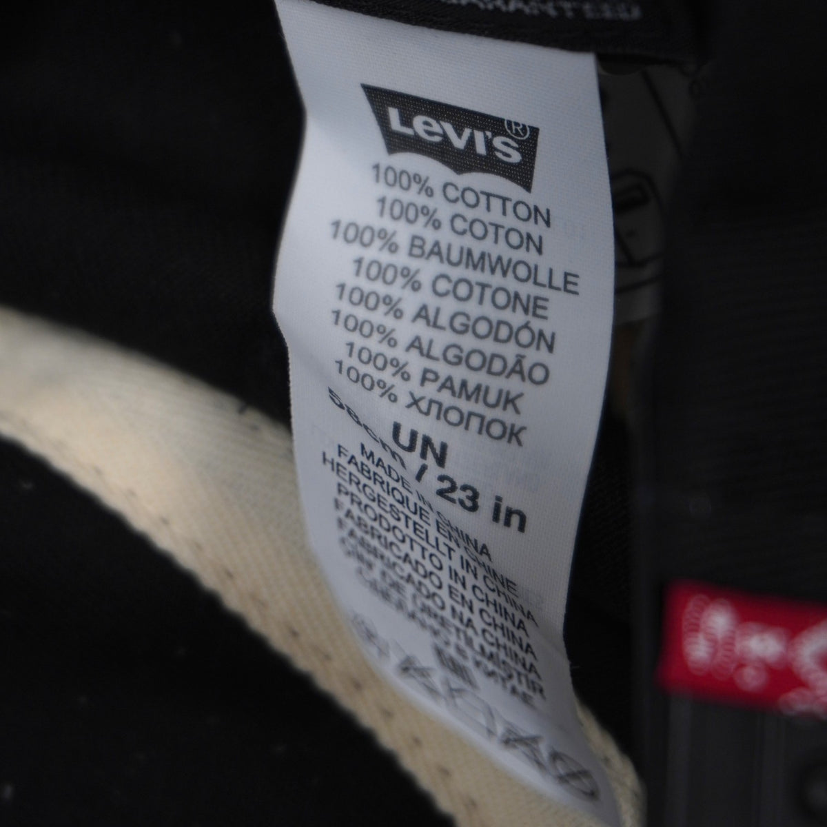 Etichetta bianca interna con logo Levi's, taglia UN 23 in e dicitura Made in China.