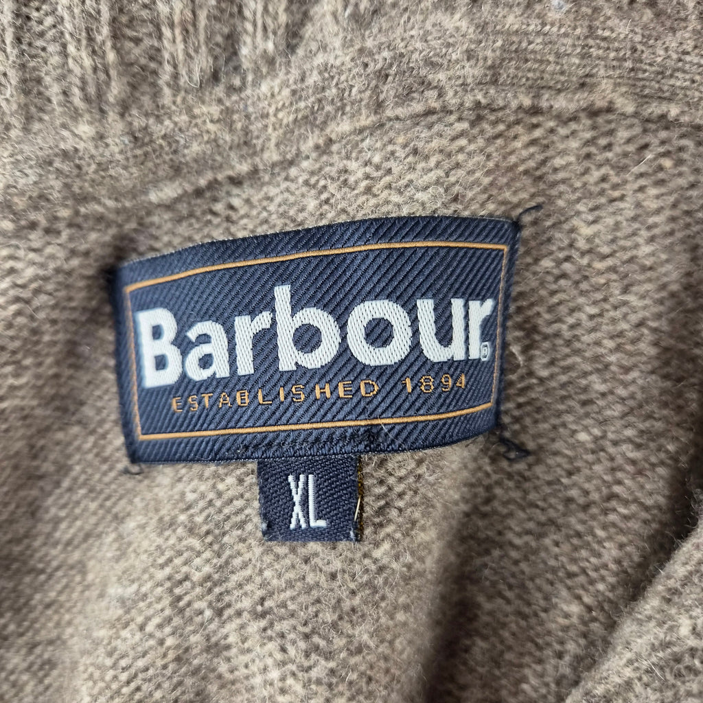 Etichetta blu scuro sul colletto con logo Barbour e indicazione della Taglia XL.