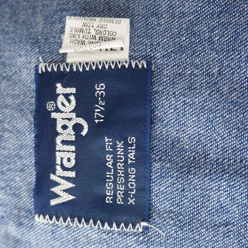 Etichetta blu sul colletto Wrangler Regular Fit Preshrunk X-Long Tails.