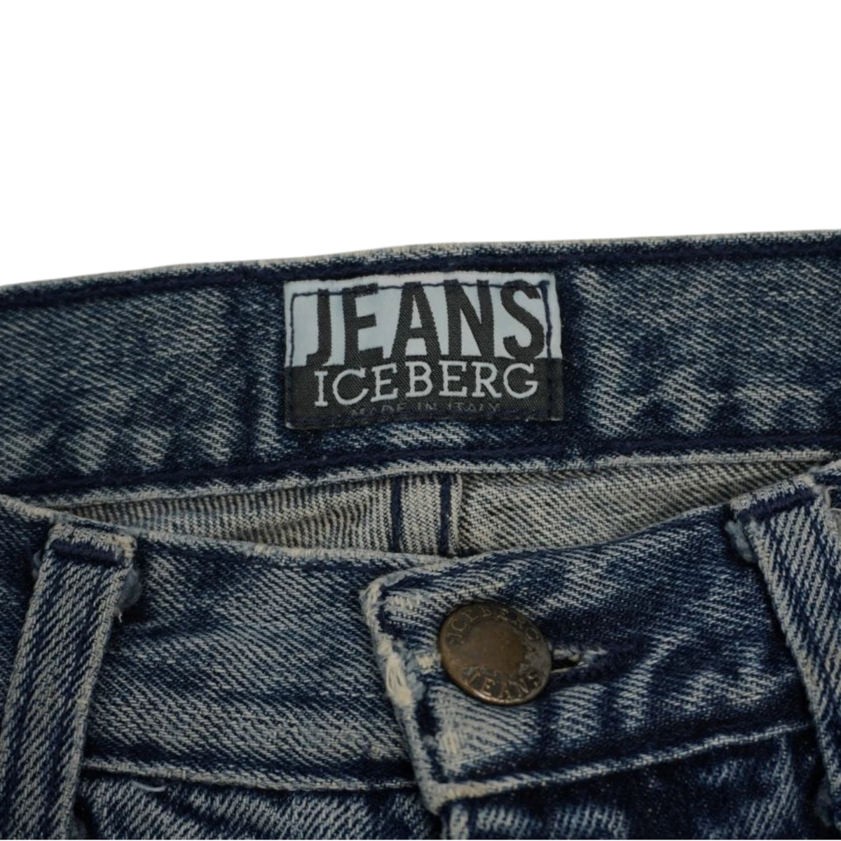 Etichetta nera Jeans Iceberg e bottone metallico con logo inciso.