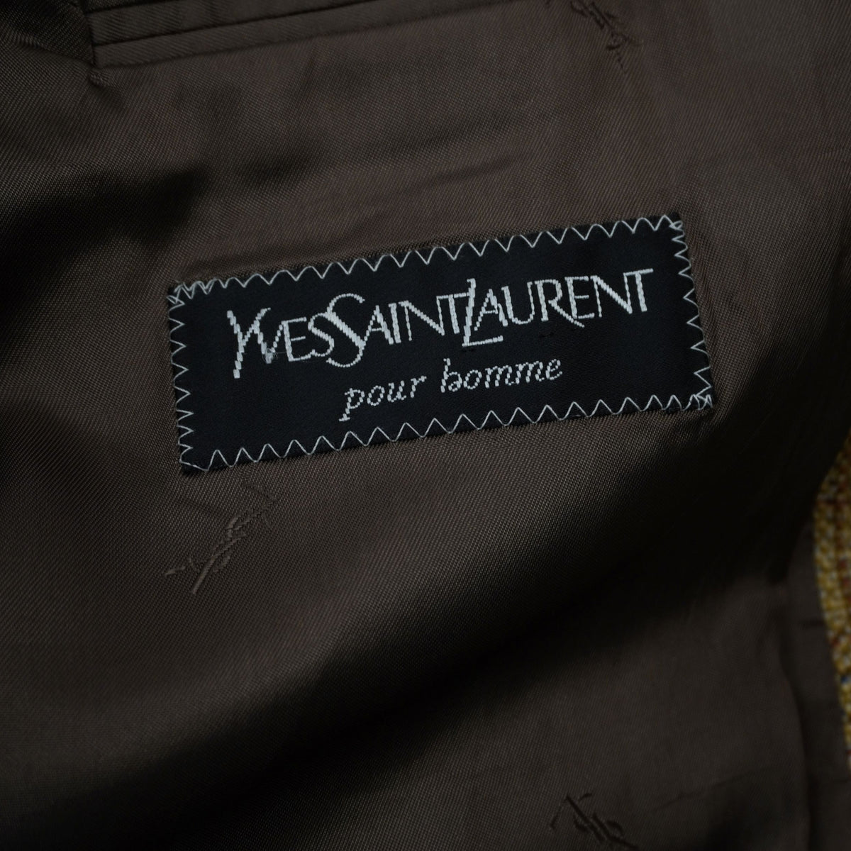Etichetta nera d'archivio ricamata Yves Saint Laurent pour homme applicata sulla fodera.