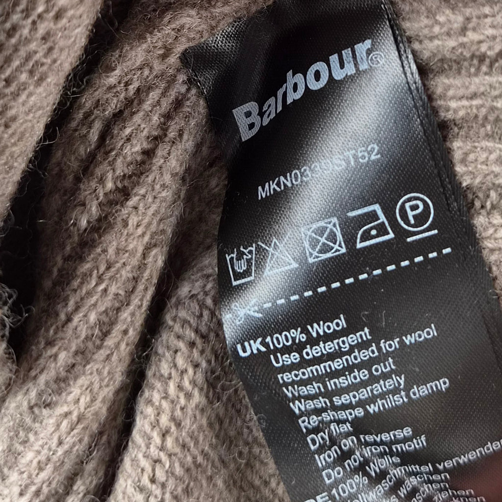 Etichetta nera interna Barbour con codice modello MKN0339ST52 e istruzioni lavaggio.