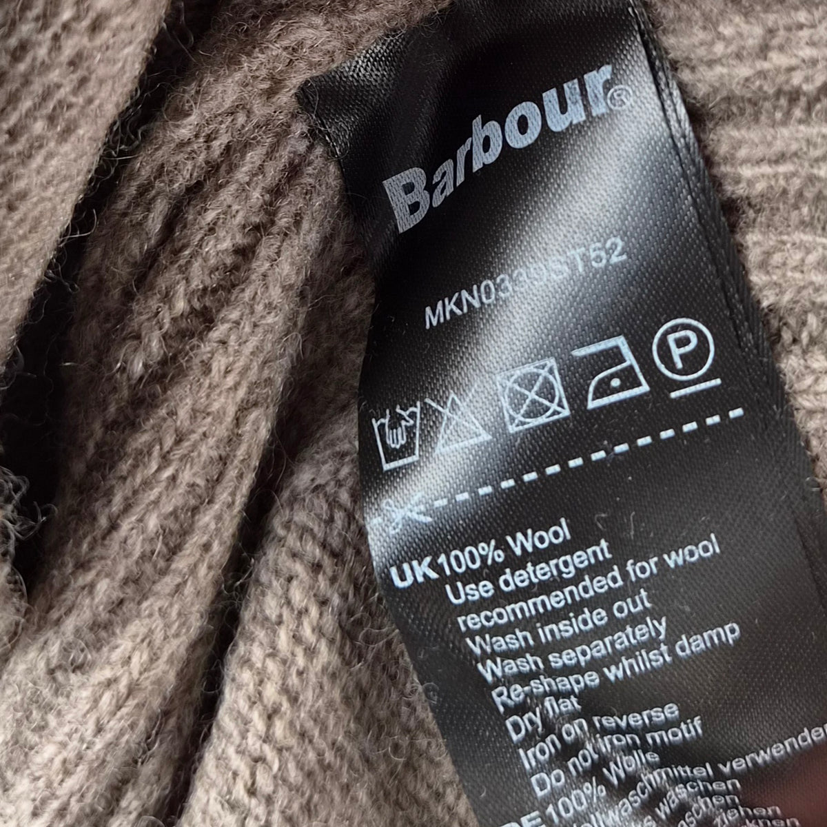 Etichetta nera interna Barbour con codice modello MKN0339ST52 e istruzioni lavaggio.