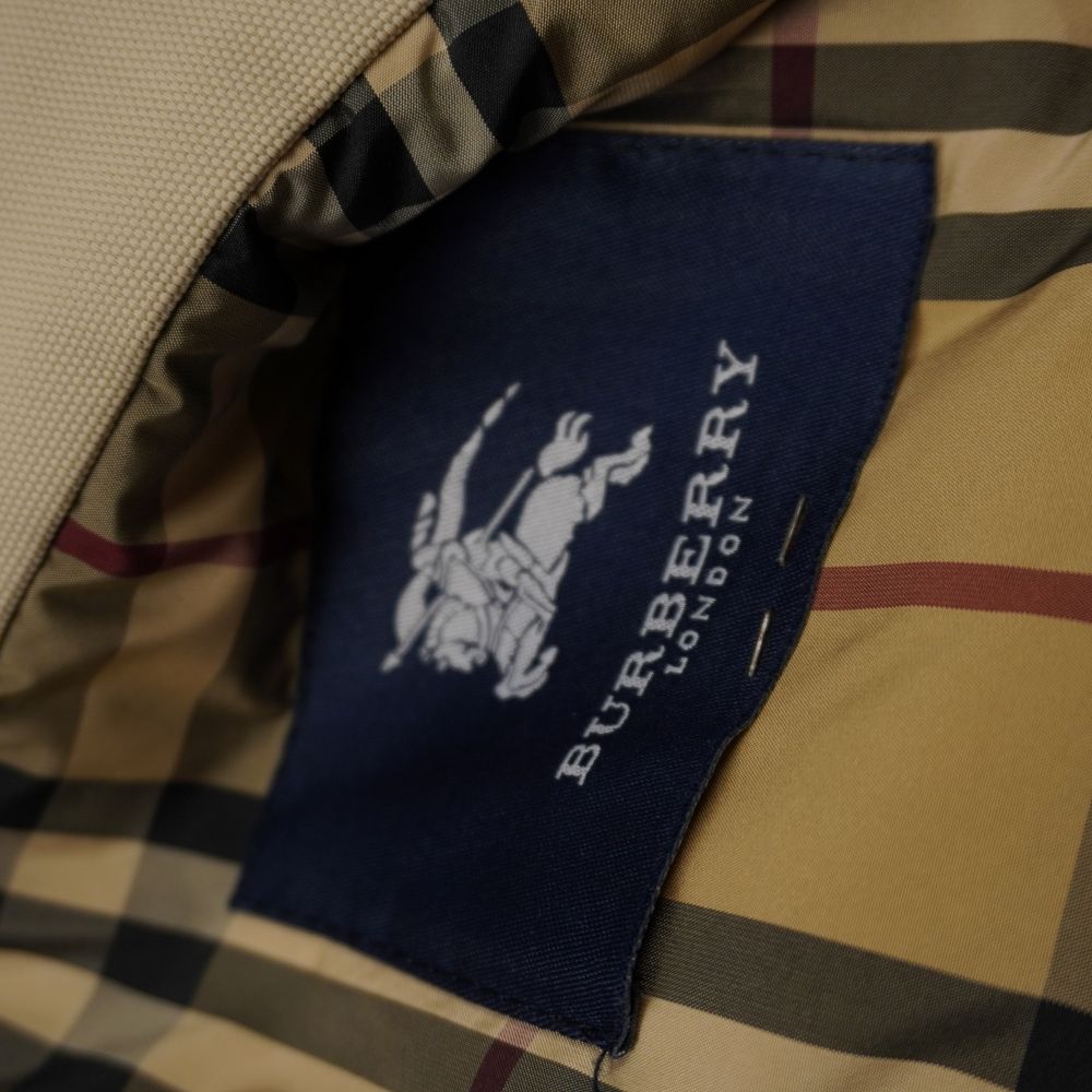 Etichetta quadrata blu Burberry London cucita sulla fodera interna a quadri Nova Check.