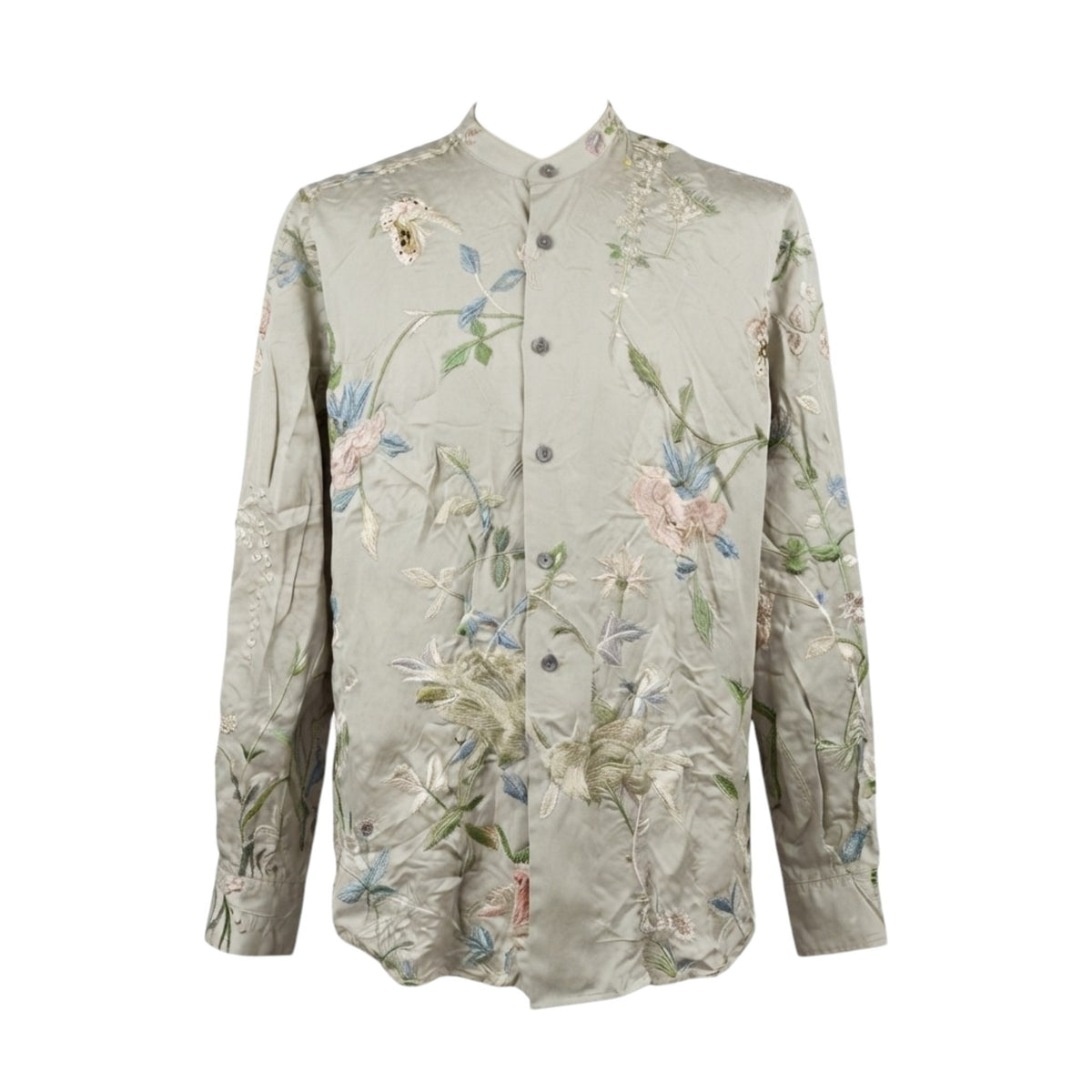  Fronte della camicia in seta grigia Gucci con ricami floreali.