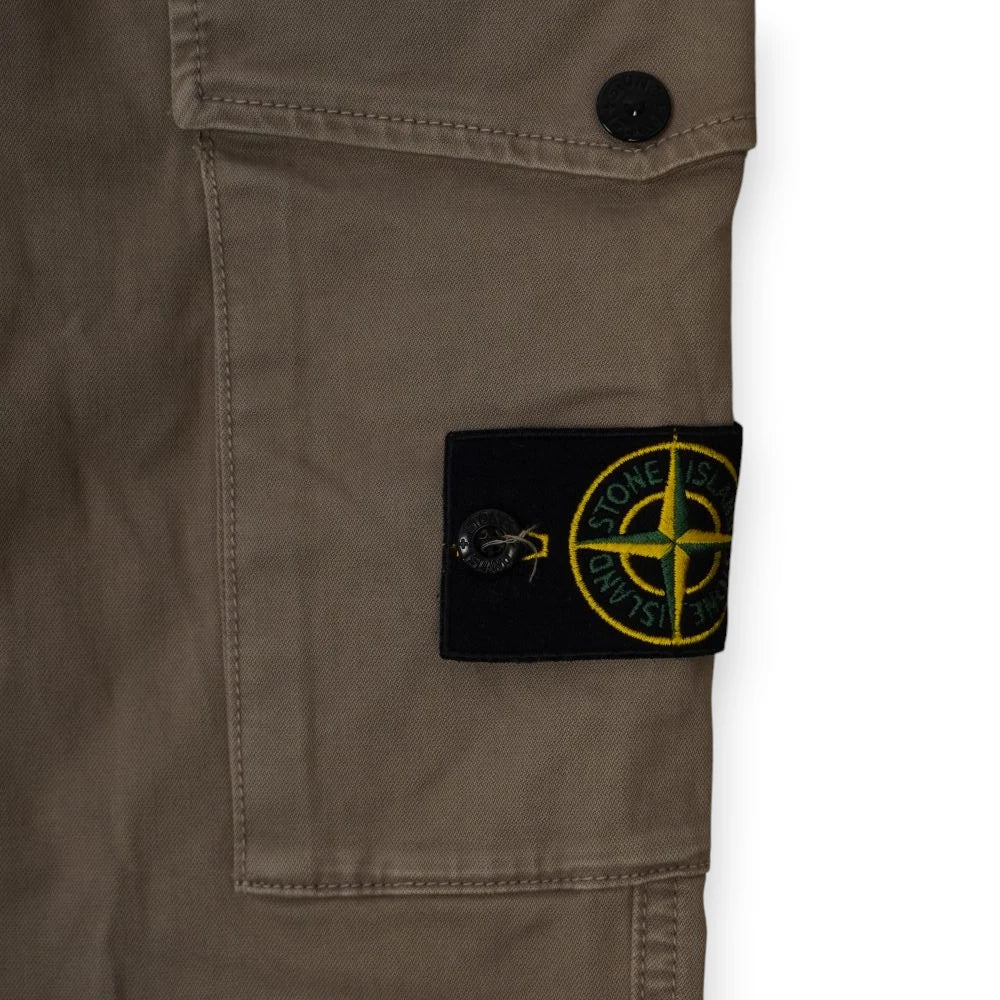 Iconica patch removibile con logo a bussola Stone Island applicata sulla tasca cargo laterale.