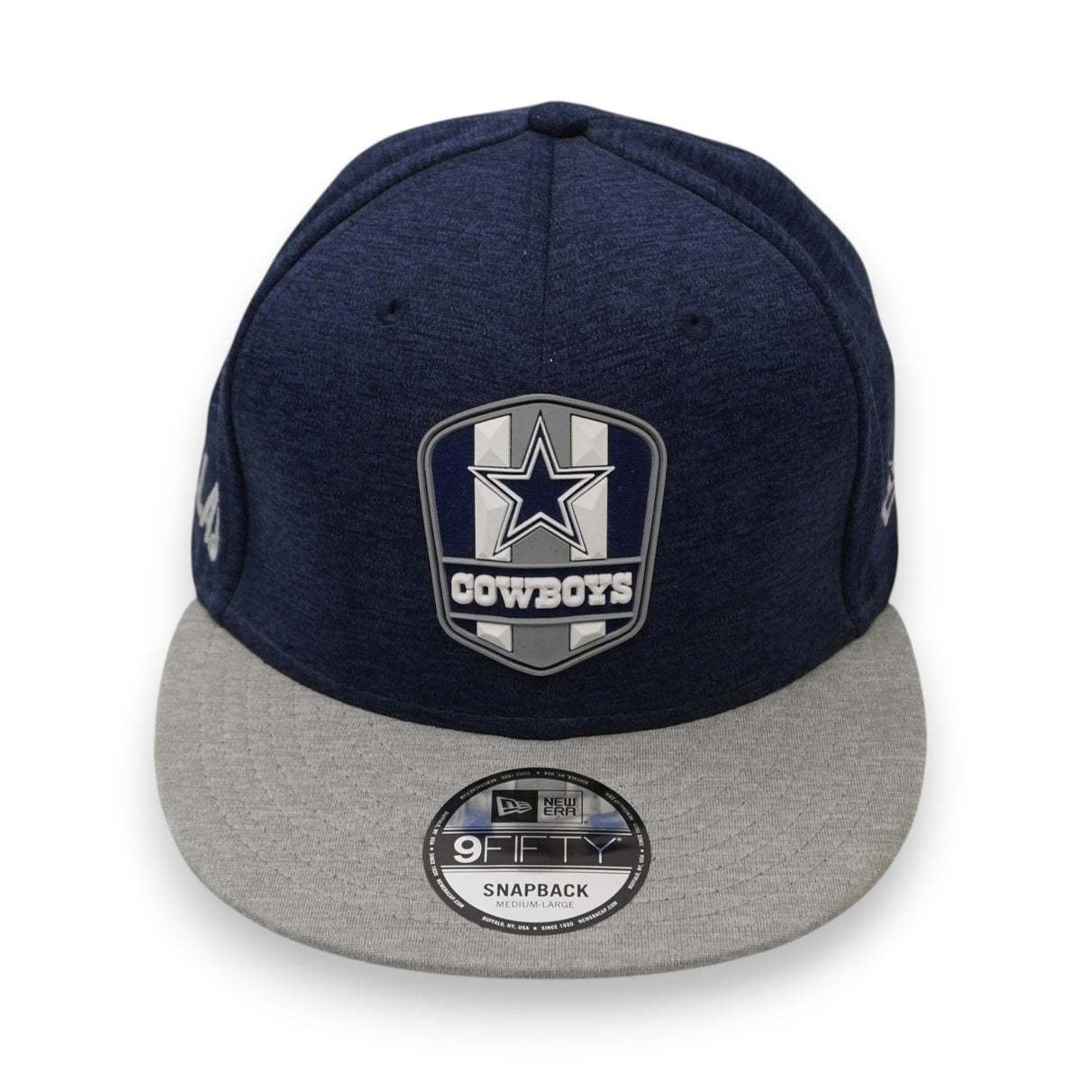  Inquadratura frontale completa del cappello con l'emblema a scudo a strisce verticali e la scritta Cowboys.