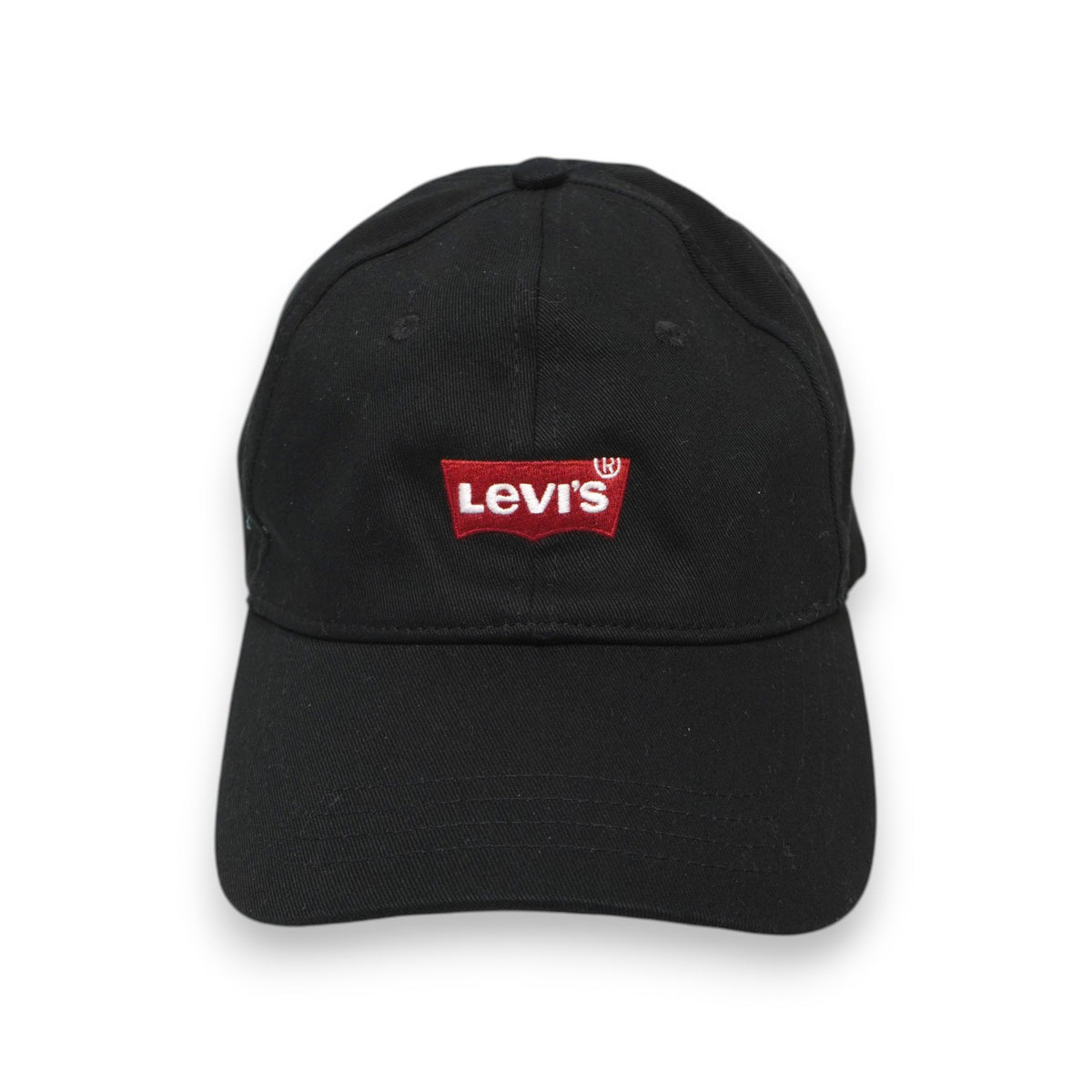 Inquadratura frontale del cappello da baseball nero con logo Levi's Batwing rosso ricamato.