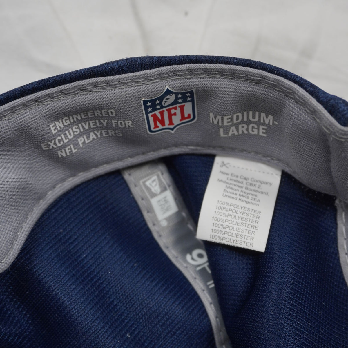 Interno del cappello con cuciture rinforzate e scritta Engineered Exclusively for NFL Players.