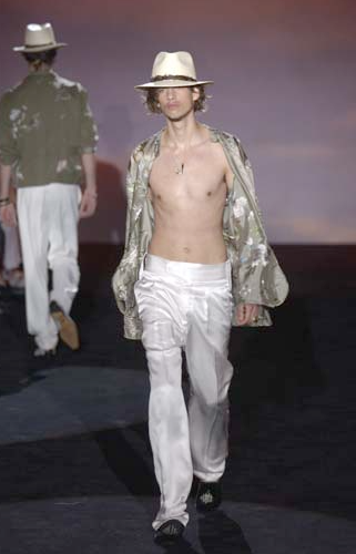 Look da sfilata Gucci 2003 con camicia in seta ricamata e pantaloni bianchi satinati.