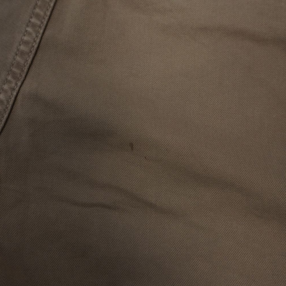 Macrofotografia di due piccoli segni scuri sul tessuto in cotone elasticizzato dei pantaloni.