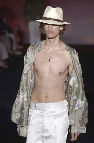 Modello in sfilata uomo Gucci S/S 2003 indossa camicia aperta in seta ricamata.