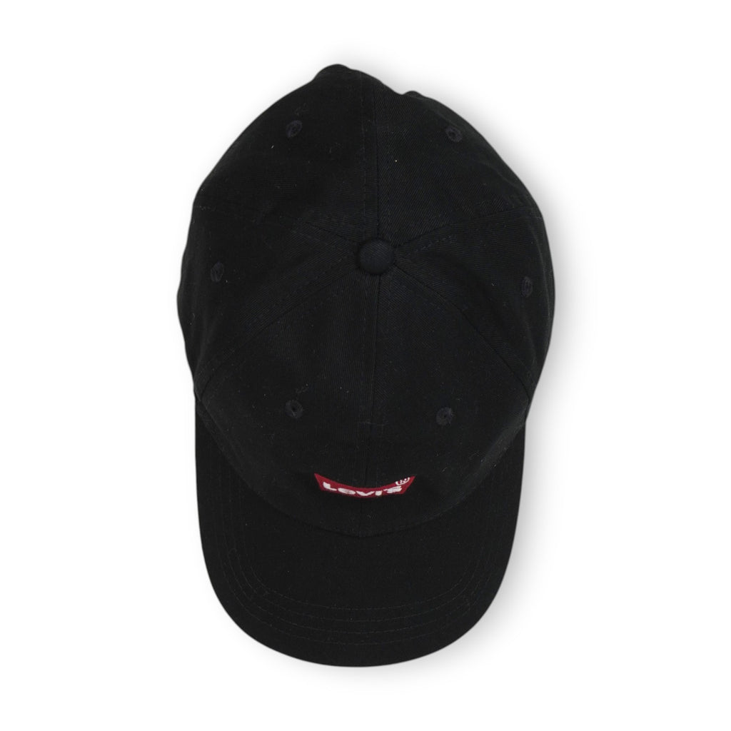 Parte superiore della corona del cappellino nero con bottone centrale e occhielli ricamati.