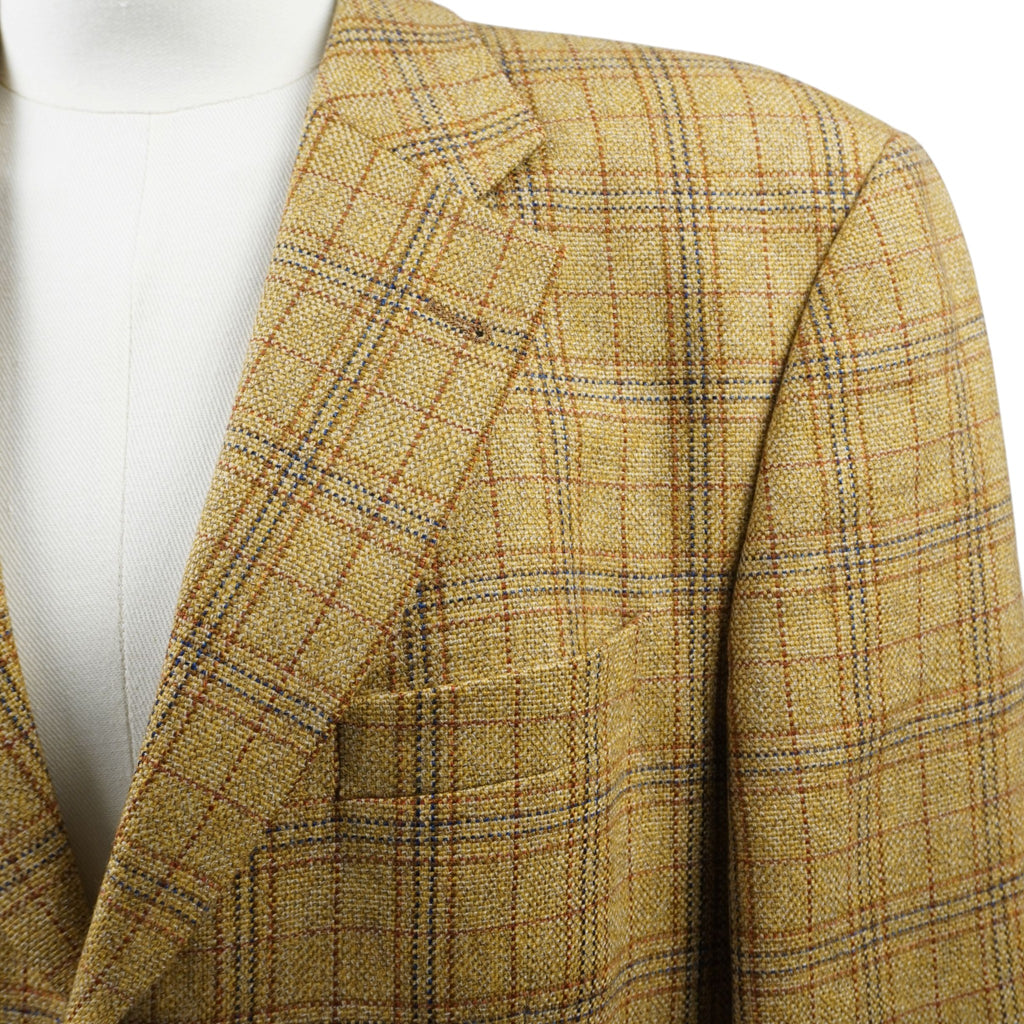 Particolare del rever classico, della spalla e del taschino sul petto del blazer.