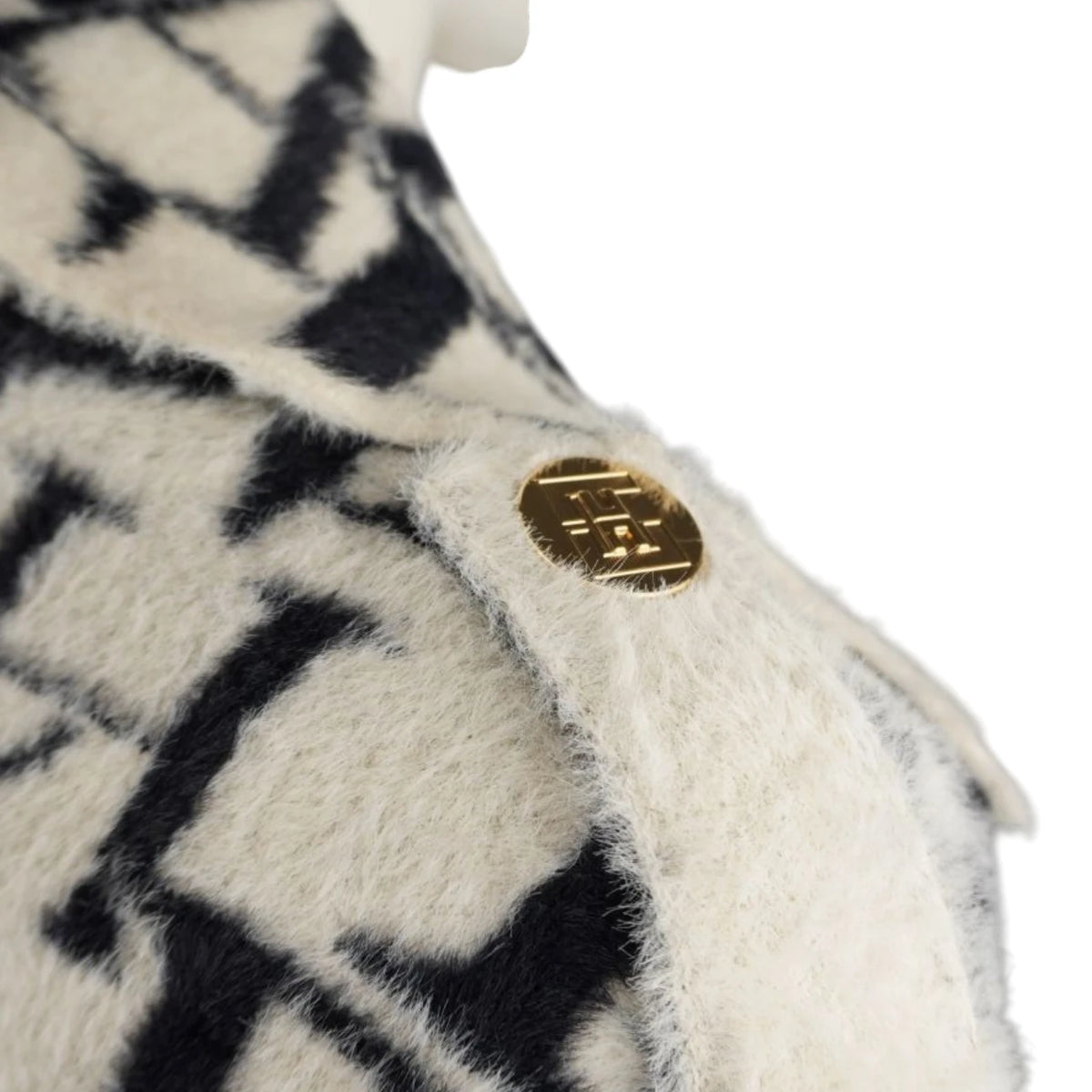  Particolare della mostrina sulla spalla con bottone metallico logato oro.