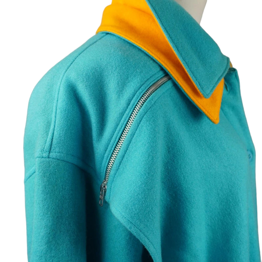 Particolare della zip metallica sulla spalla calata del cappotto vintage turchese.