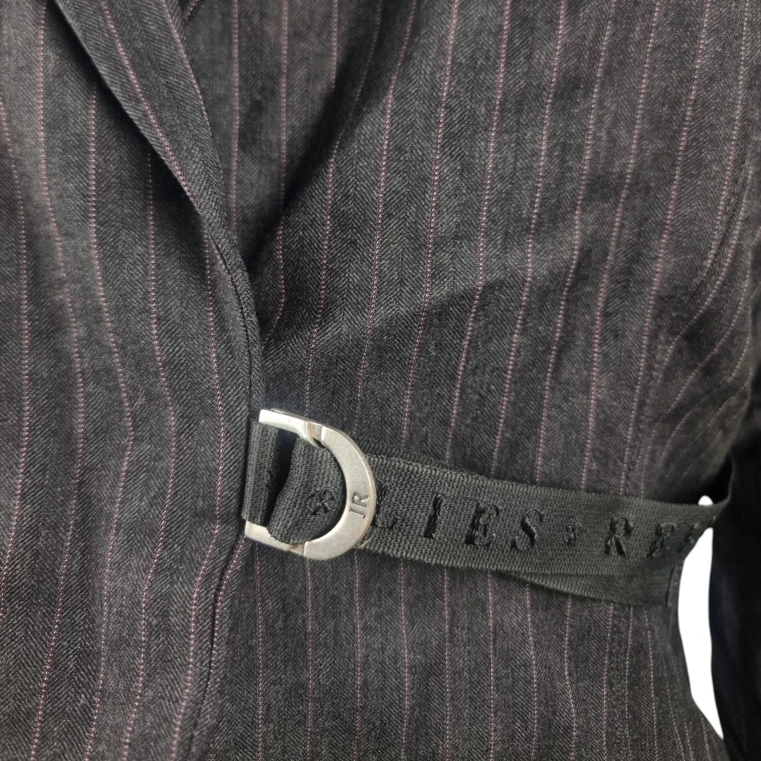 Primo piano del cinturino in nastro nero regolabile con fibbia logata JR.