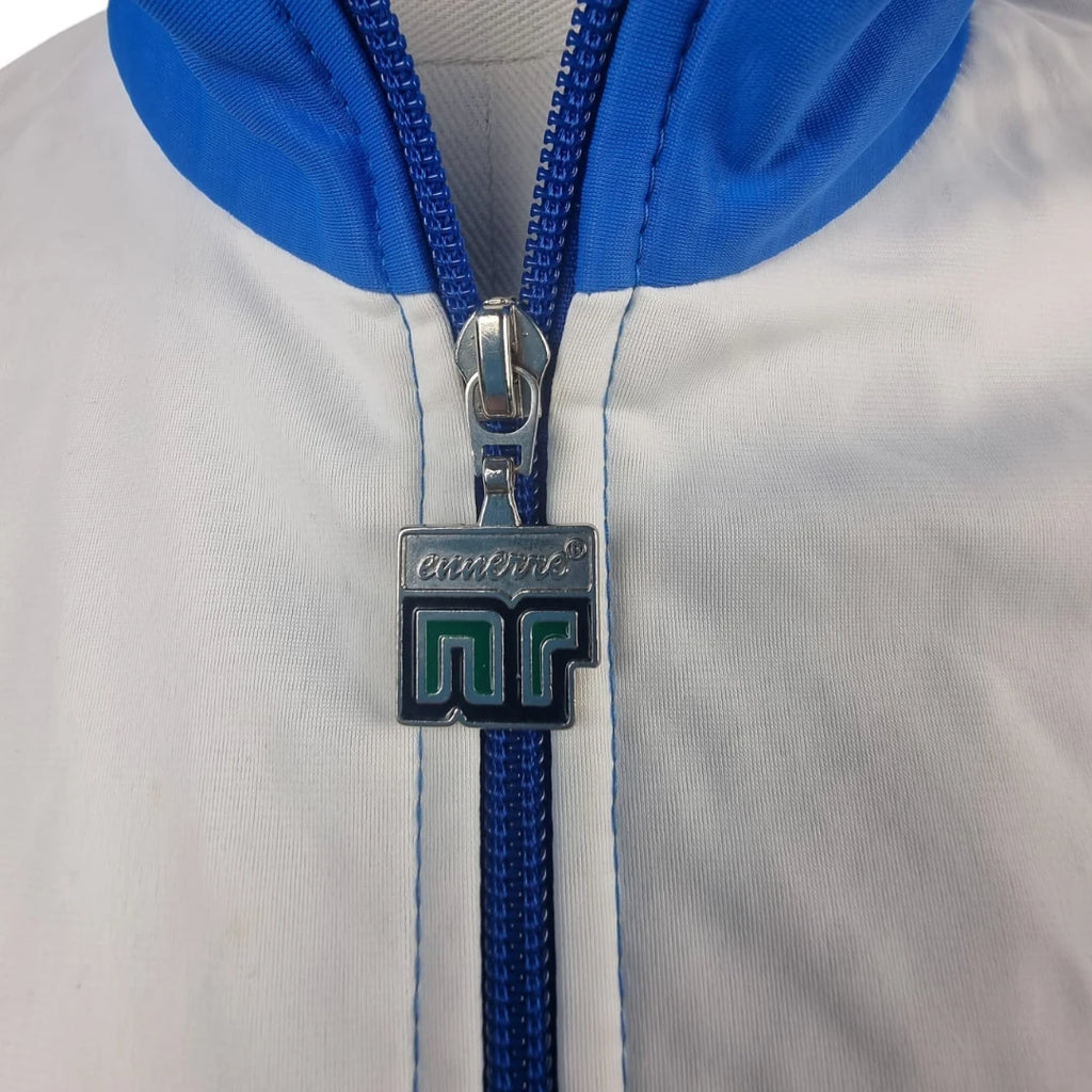 Primo piano del cursore metallico rettangolare della cerniera con logo impresso Ennerre nr.