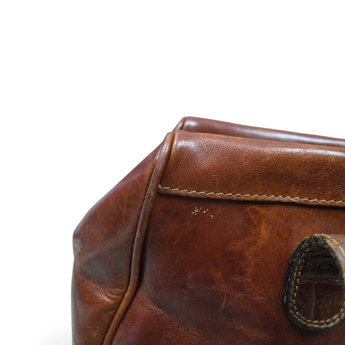  Primo piano del profilo superiore della borsa con piccoli segni d'usura sulla pelle.