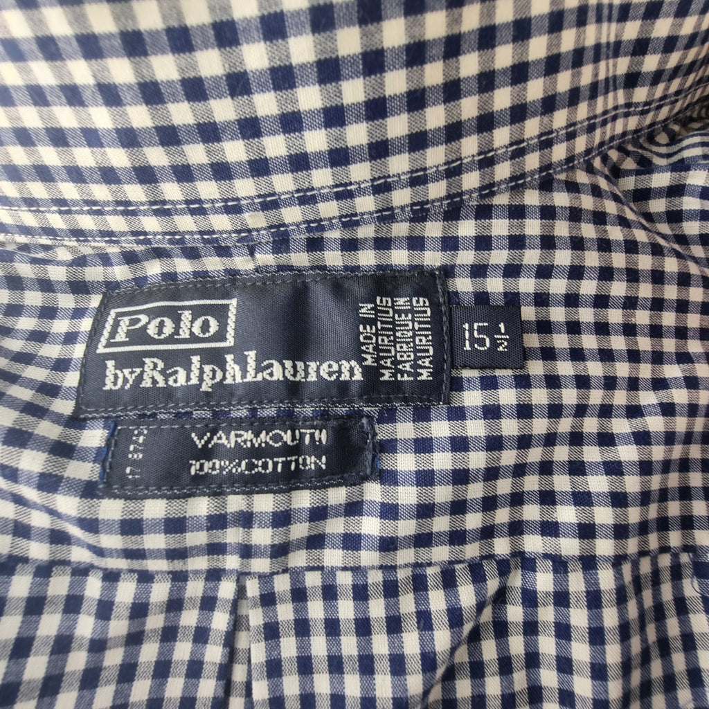Primo piano dell'etichetta del colletto Polo by Ralph Lauren Yarmouth taglia 15 e mezzo.