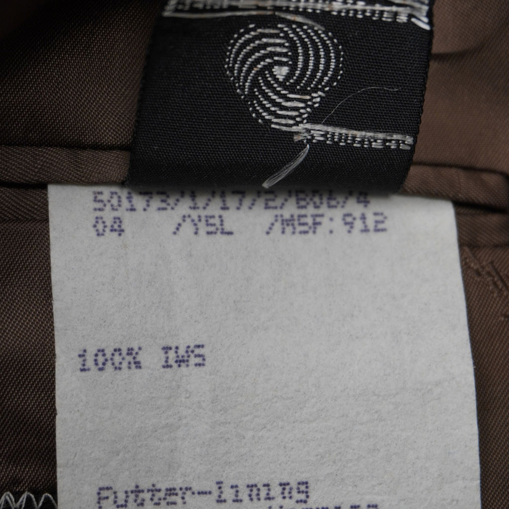  Primo piano dell'etichetta di composizione interna in tessuto del blazer Yves Saint Laurent.