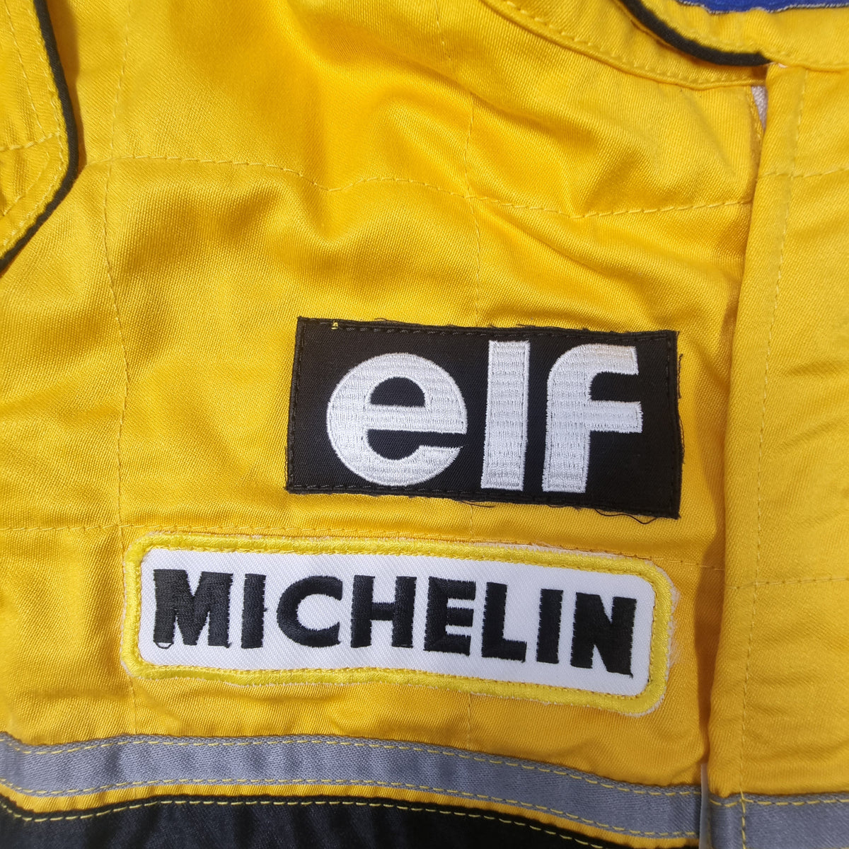 Primo piano delle patch quadrate degli sponsor storici Elf e Michelin.