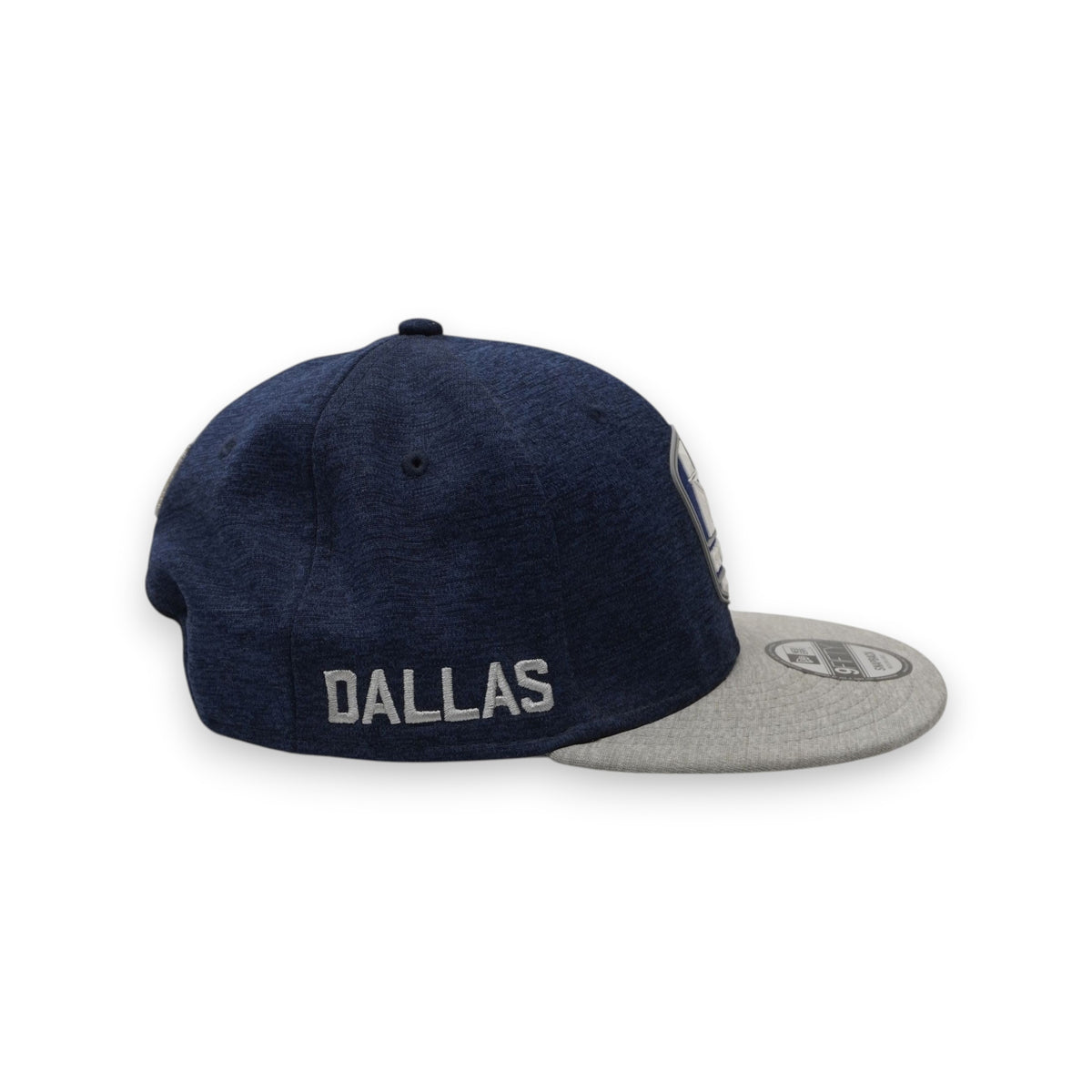 Profilo destro del cappello New Era blu navy con la scritta Dallas ricamata in grigio.