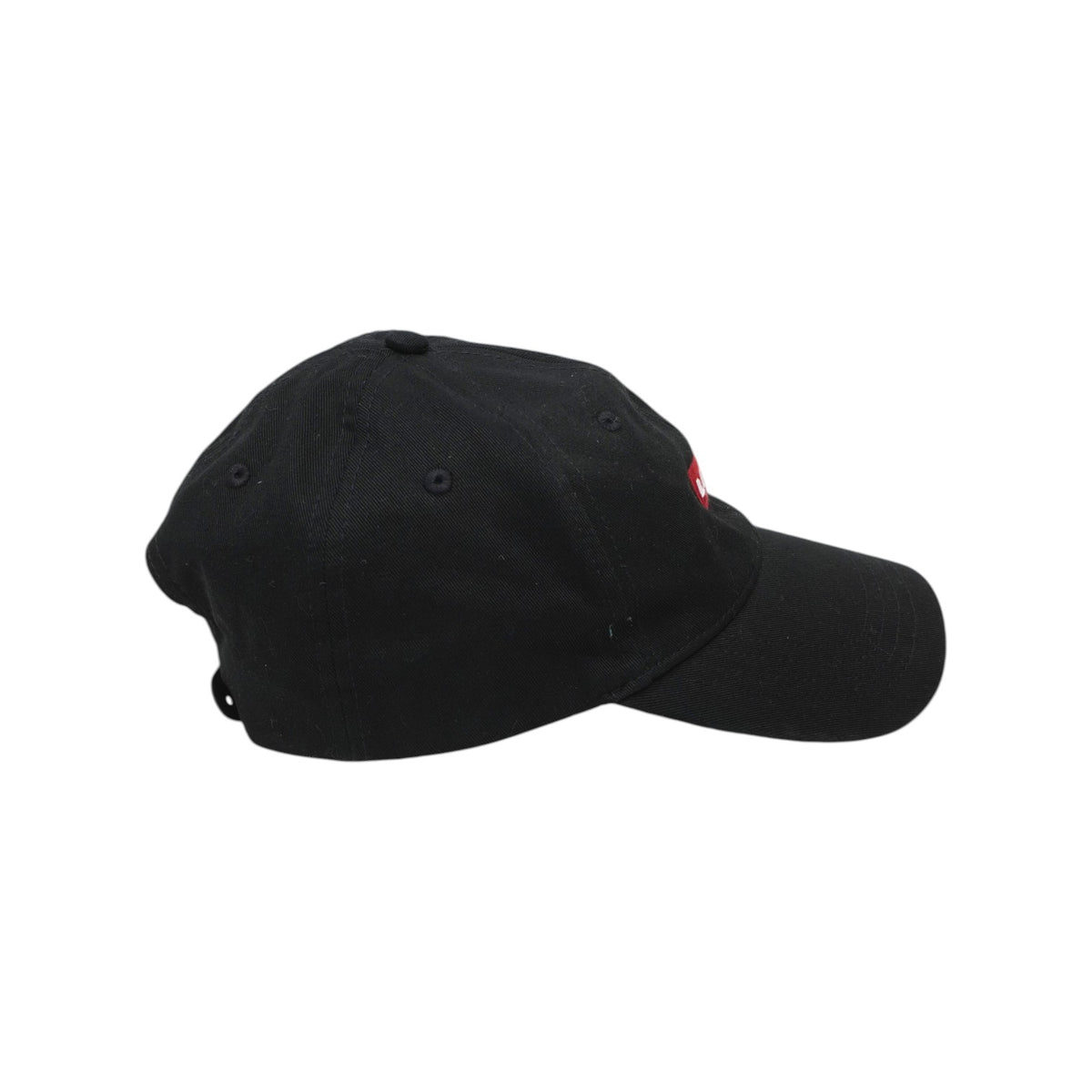 Profilo laterale destro del cappello slouch nero in cotone che mostra la curvatura della visiera.