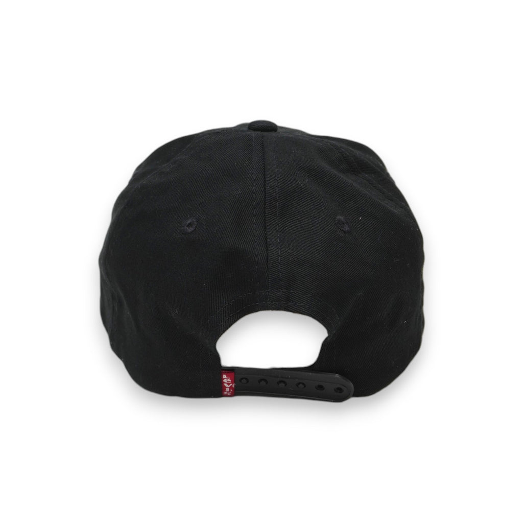 Retro del cappellino nero Levi's con cinturino snapback regolabile e mini etichetta Red Tab.