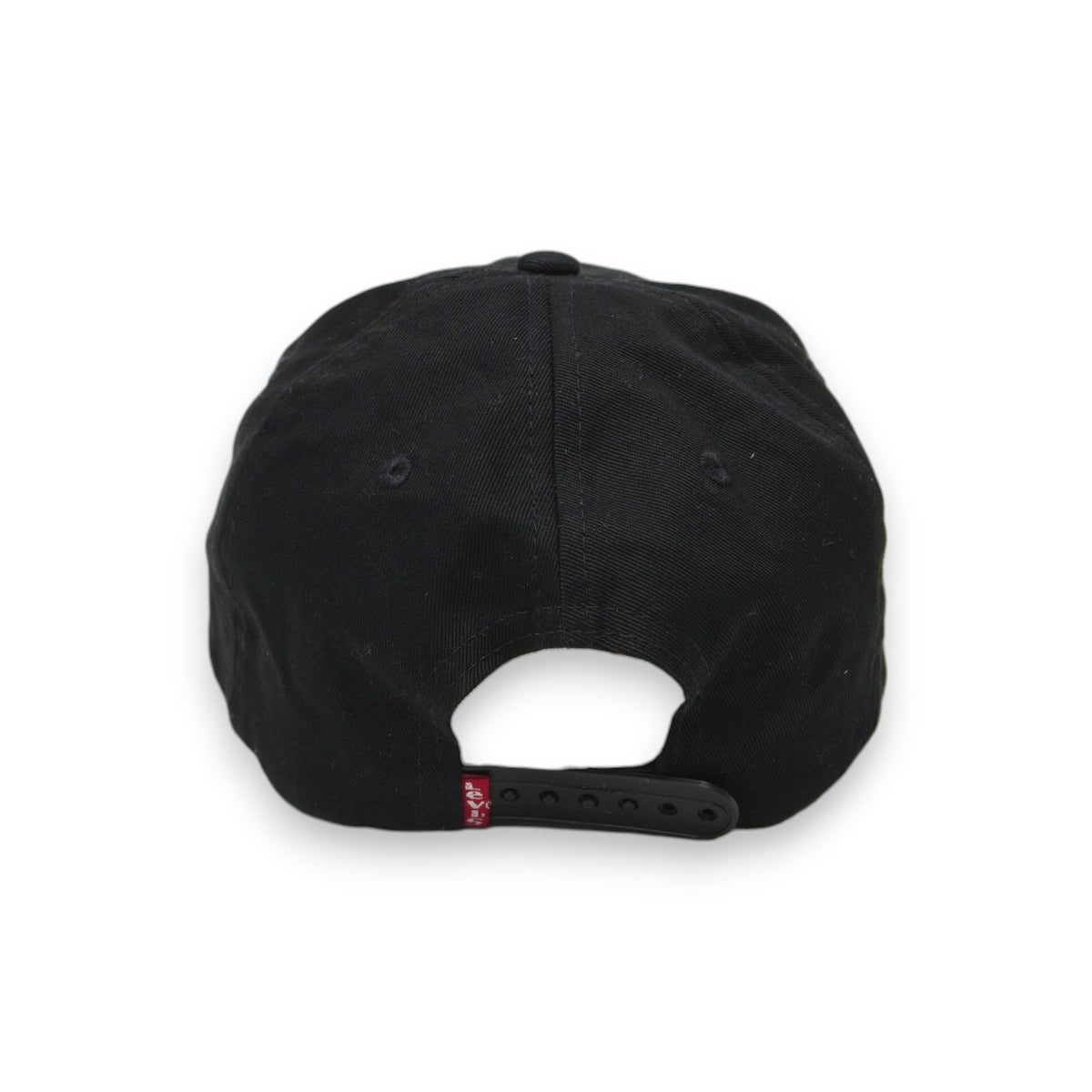 Retro del cappellino nero Levi's con cinturino snapback regolabile e mini etichetta Red Tab.