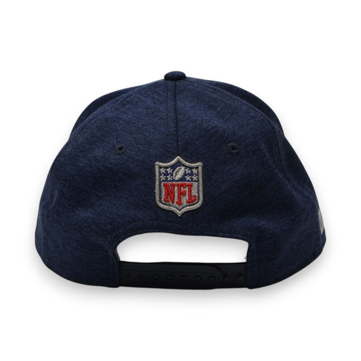  Retro del cappello con lo scudetto ricamato della NFL sopra l'apertura regolabile con ci