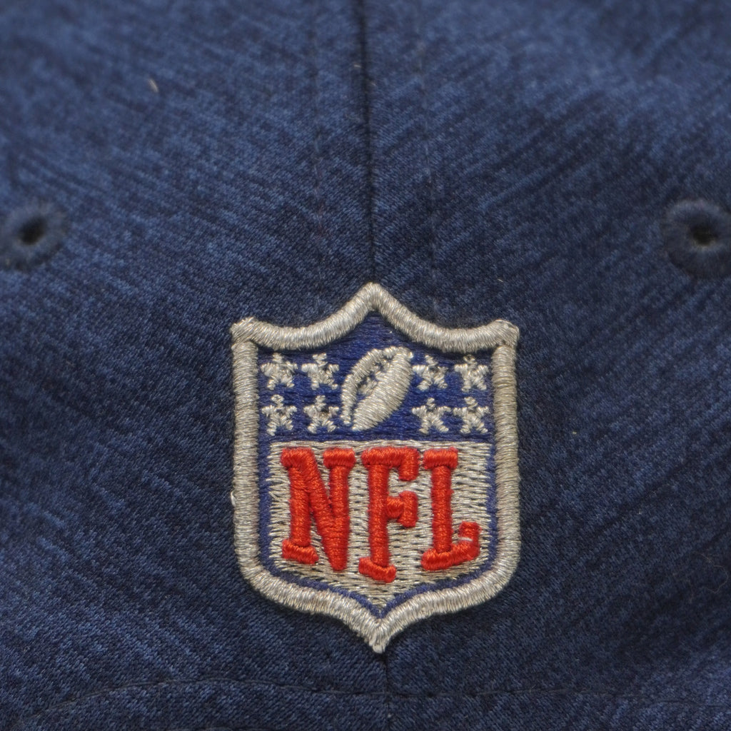 Ricamo ravvicinato dello scudetto ufficiale NFL nei colori blu, bianco e rosso sul tessuto melange.