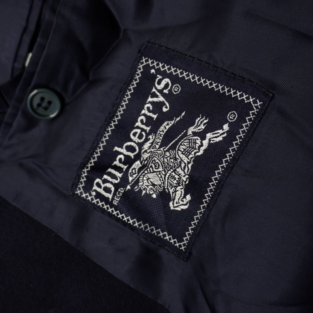  Storica etichetta quadrata blu jacquard ricamata Burberrys con logo del cavaliere Prorsum.