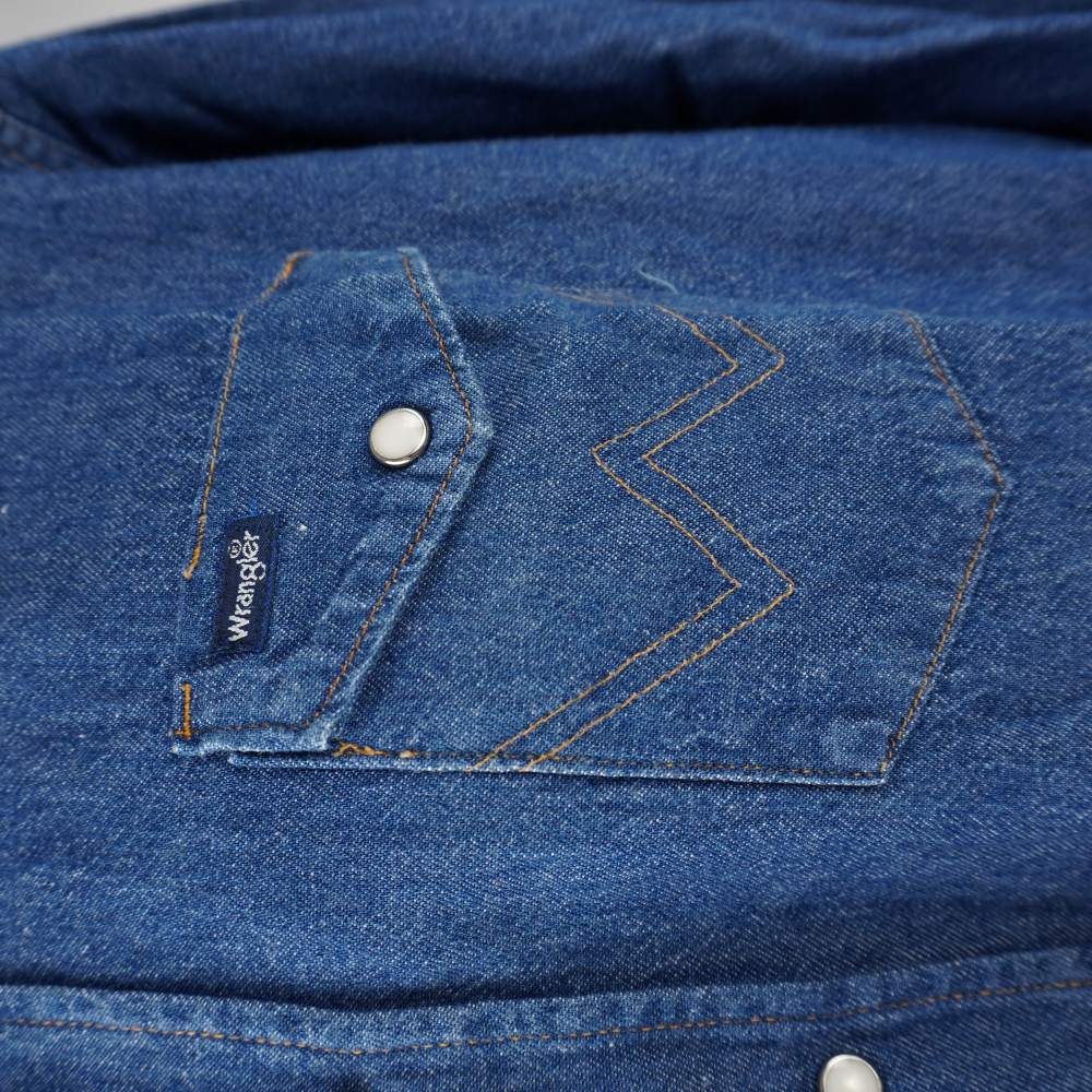 Tasca frontale della camicia Wrangler con ricamo a W e bottoni a pressione.
